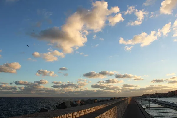 Mer Calme Les Nuages Dans Ciel Coucher Soleil — Photo