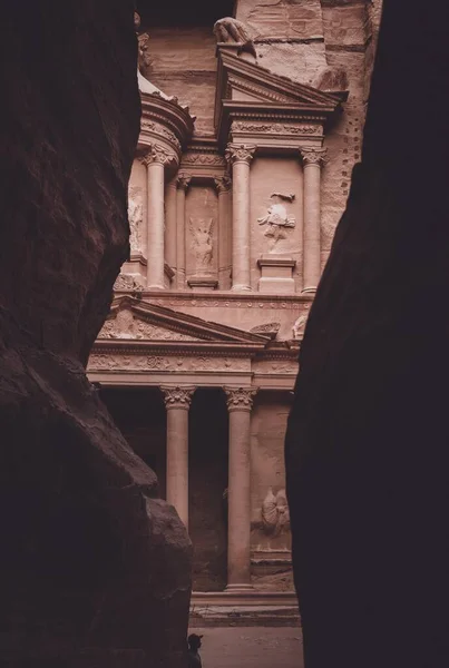 Una Toma Vertical Histórica Petra Wadi Jordania Vista Detrás Las — Foto de Stock