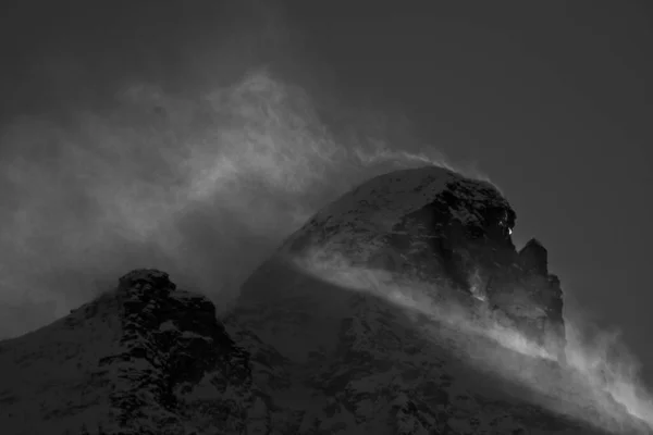 Uno Scenario Mozzafiato Delle Montagne Innevate Sotto Cielo Nuvoloso Scenografico — Foto Stock