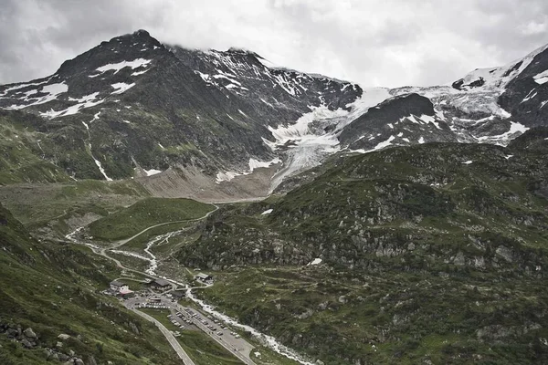 Ett Fascinerande Landskap Vackra Snötäckta Berg Molnig Himmel — Stockfoto