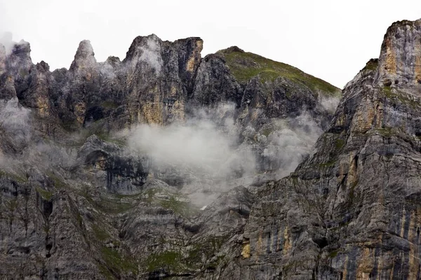 Colpo Ipnotizzante Delle Belle Montagne Rocciose Sotto Cielo Nuvoloso — Foto Stock