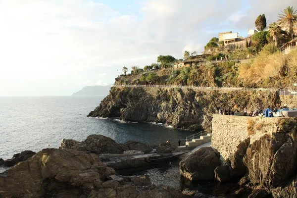 イタリアの曇り空の下 海に囲まれたチンクテルレ国立公園の風景 — ストック写真