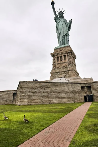 Низький Кут Кадру Дивовижної Статуї Свободи Нью Йорку Сша — стокове фото
