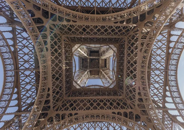 Χαμηλή Γωνία Του Πύργου Του Άιφελ Παρίσι — Φωτογραφία Αρχείου
