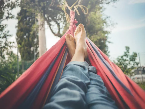 Uomo Scalzo Con Jeans Blu Sdraiato Amaca Rossa Alcuni Alberi — Foto Stock