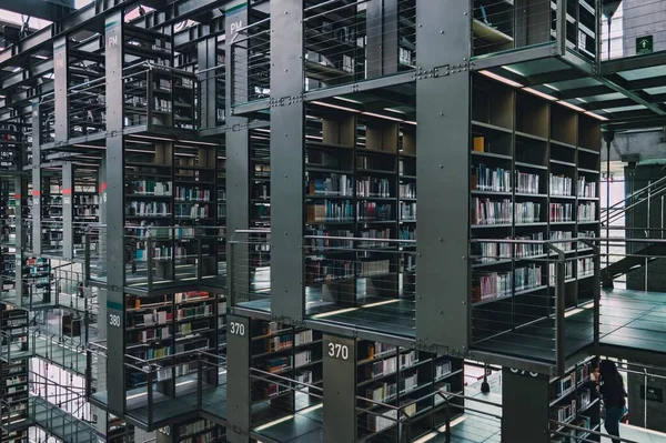 Крупный План Книжных Полок Библиотеки Васконселоса Мексика — стоковое фото