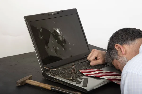 一只中年男子睡在悍马车旁边坏了的笔记本电脑键盘上的特写镜头 — 图库照片