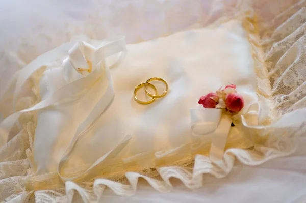 Bröllopsringar Sidenkudde — Stockfoto