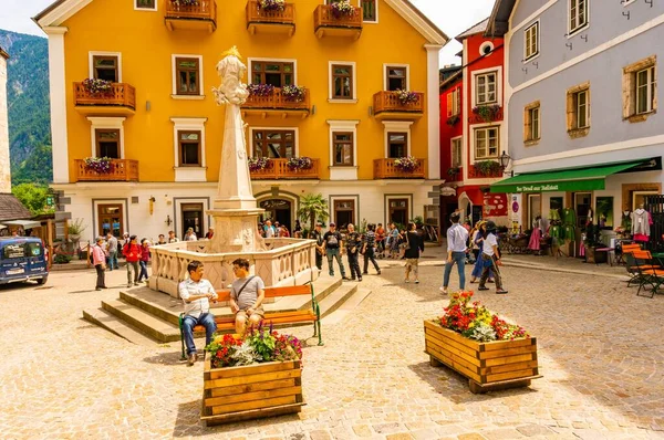 Hallstatt Austria Temmuz 2019 Şehir Merkezinde Turistler Binalar — Stok fotoğraf