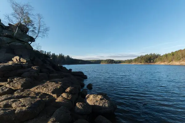 Ландшафтний Знімок Мирного Озера Під Блакитним Небом — стокове фото