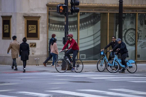 Chicago Stati Uniti Aprile 2020 Gente Cammina Strade Del Centro — Foto Stock