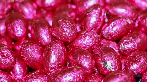 Zblízka Záběr Slavnostní Velikonoční Čokoládová Vejce Zabalená Růžové Fólii — Stock fotografie