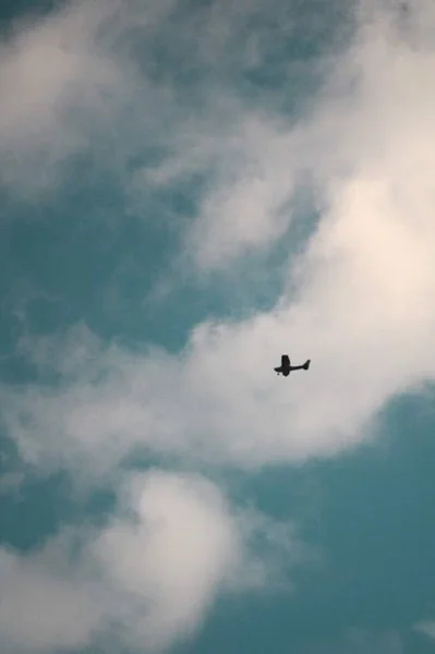 Ένα Χαμηλό Πλάνο Ενός Αεροπλάνου Που Πετά Στον Συννεφιασμένο Ουρανό — Φωτογραφία Αρχείου