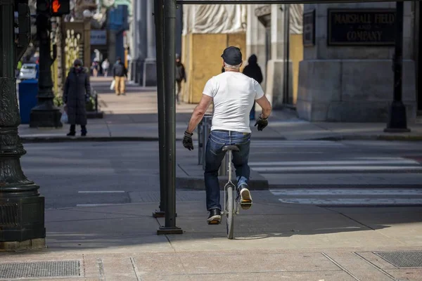 Чикаго Основные Государства Апреля 2020 Года Человек Велосипеде Пустым Улицам — стоковое фото