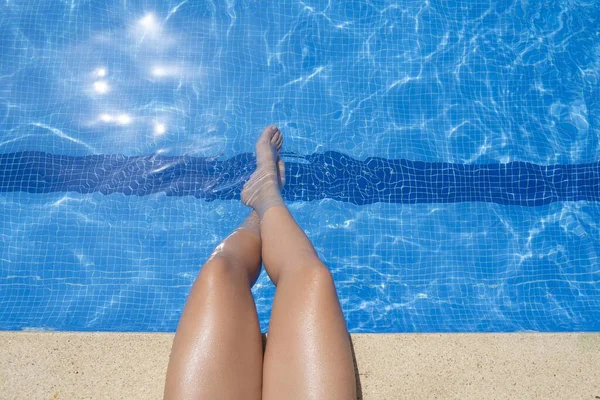 Vysoký Anděl Záběr Krásné Ženské Nohy Bazénu Slunečného Dne — Stock fotografie