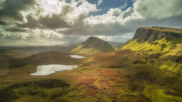 クイリンで草で覆われた崖 景勝地 観光地 素晴らしい渓谷の景色 スコットランドのスカイ島 — ストック写真