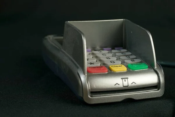 Máquina Cartão Pagamento Pdq Isolado Detalhado Médio Tiro Fundo Escuro — Fotografia de Stock
