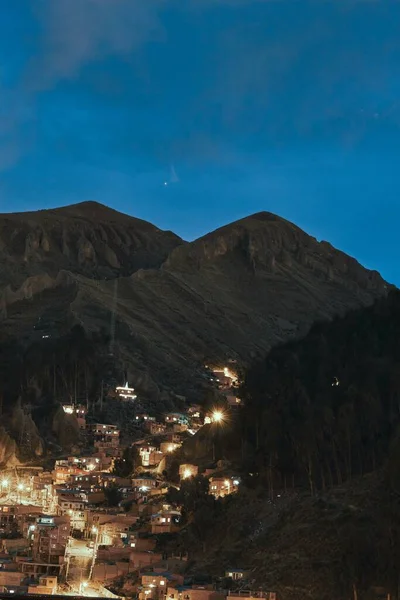Vertikal Bild Stadsljus Natten Berget — Stockfoto