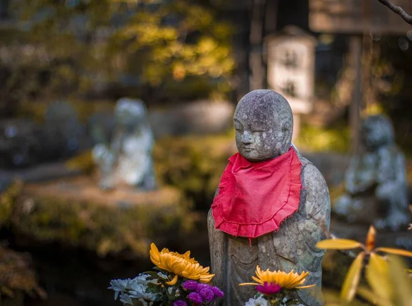 Jizo Bosatsu Buddhismus Kamenná Socha Červené Bryndě Zástěra Chrámovém Chrámu — Stock fotografie