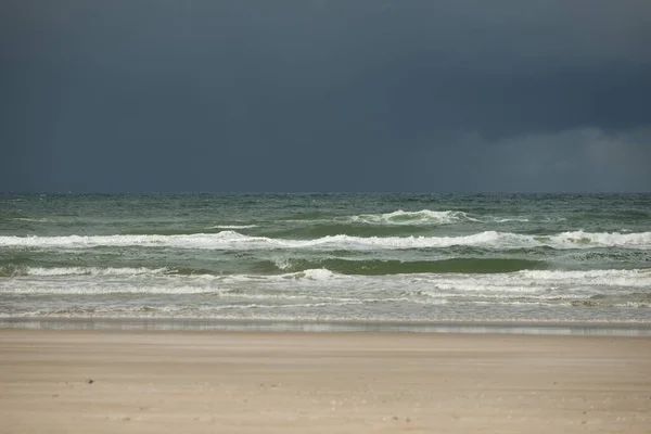 Een Prachtig Landschap Van Een Zandstrand Een Zee Perfect Voor — Stockfoto