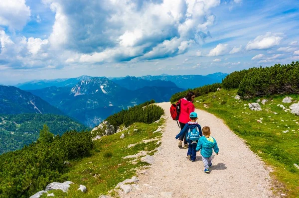 Obertraun Austria Julio 2019 Mujer Dos Niños Caminando Por Sendero — Foto de Stock