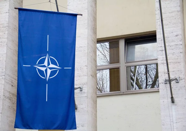 Penutupan Bendera Nato Tergantung Sebuah Bangunan Bawah Sinar Matahari — Stok Foto