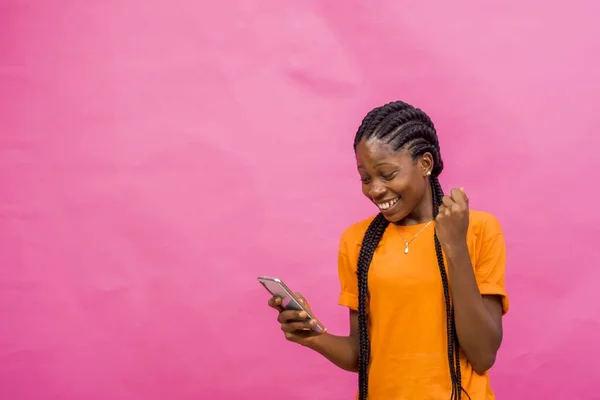 Una Joven Afro Americana Feliz Sosteniendo Teléfono Celular Aislado Sobre — Foto de Stock