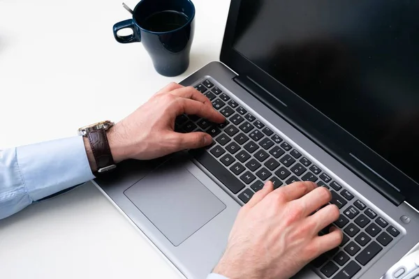 Ein Geschäftsmann Schreibt Auf Einem Grauen Laptop Neben Einer Blauen — Stockfoto