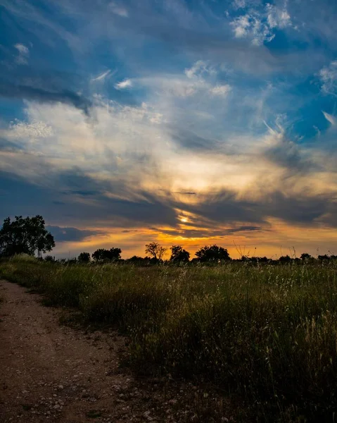 Krásná Krajina Zářící Pod Zataženou Oblohou Úchvatným Zlatým Západem Slunce — Stock fotografie