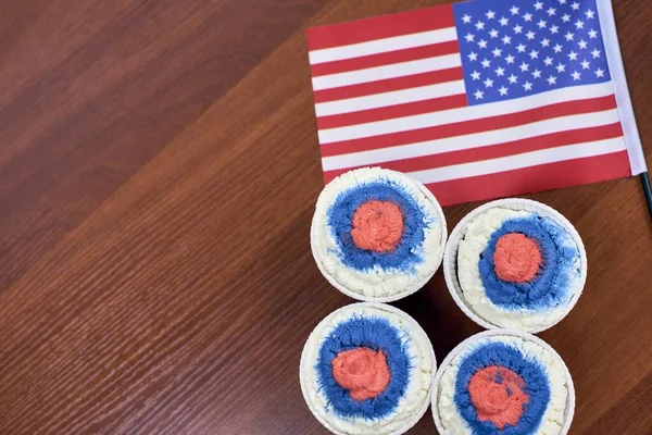 Dondurmaların Altında Bayrak Renginde Amerikan Bayrağını Çektiler — Stok fotoğraf