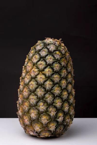 Primer Plano Vertical Una Piña Sin Cabeza Sobre Una Superficie — Foto de Stock