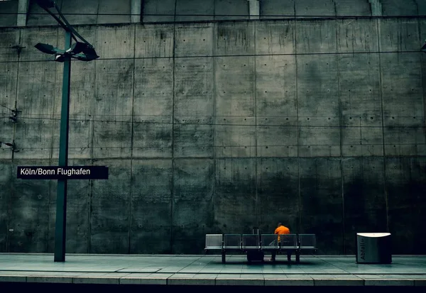 Cologne Germany Sep 2018 Man Orange Waiting Metro Station Cologne — Stock Photo, Image