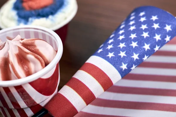 Dondurmaların Yanında Bayrak Bayrak Renginde — Stok fotoğraf
