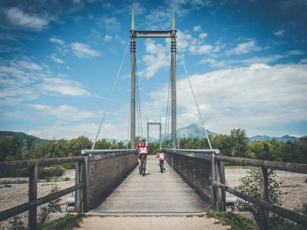 Paisaje Dos Bicicletas Montadas Puente Madera Una Zona Verde Montañosa —  Fotos de Stock