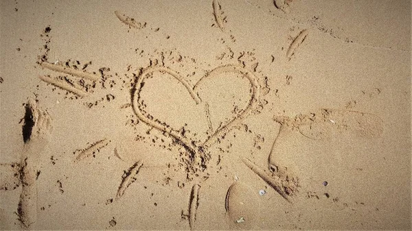 一个心形的特写镜头被拖到沙滩上 — 图库照片