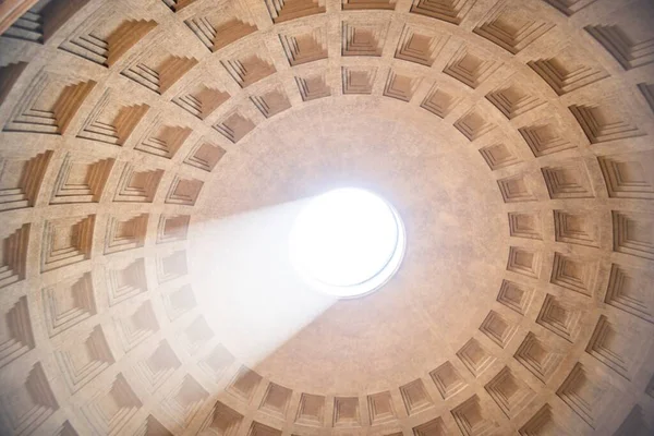 Tiro Baixo Ângulo Tirar Fôlego Interior Roma Panteão Com Raio — Fotografia de Stock