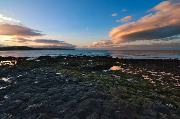 Paisaje Puesta Sol Océano Con Rocas Orillas Del Mar — Foto de Stock