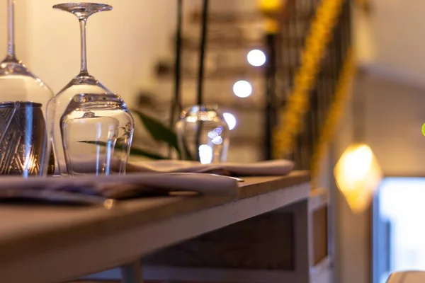 Sebuah Gambar Closeup Gelas Anggur Atas Meja Kayu Restoran — Stok Foto