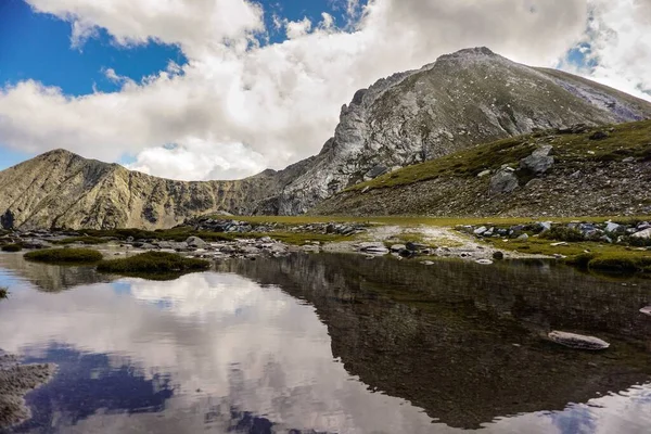Sebuah Gambar Menakjubkan Dari Sebuah Danau Reflektif Lanskap Gunung — Stok Foto