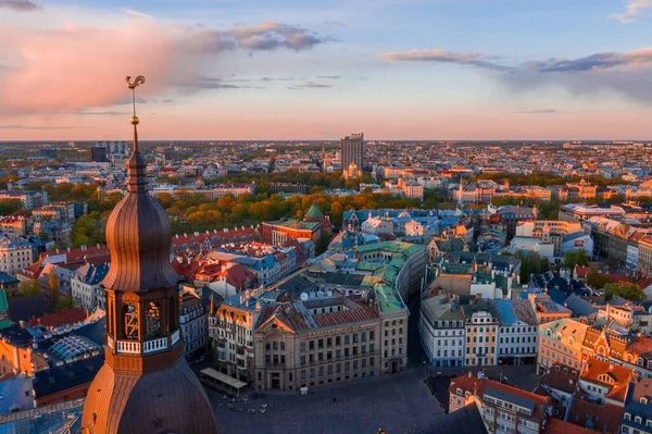 Hermosa Vista Del Gallo Dorado Parte Superior Antiguo Edificio Riga — Foto de Stock