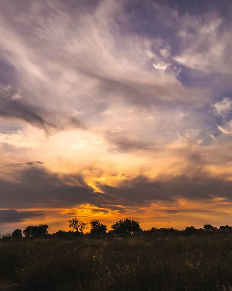 Uma Bela Paisagem Brilhando Sob Céu Nublado Pôr Sol Dourado — Fotografia de Stock