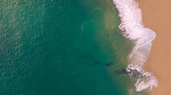 Una Toma Aérea Una Orilla Del Mar Con Mar Lado — Foto de Stock