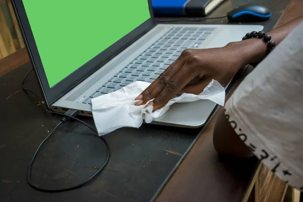 Een Afro Amerikaanse Vrouw Schoonmaken Reinigen Van Haar Laptop Tafel — Stockfoto