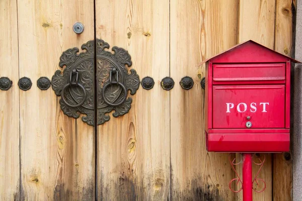 Ein Roter Briefkasten Der Nähe Der Hölzernen Tore Eines Gebäudes — Stockfoto