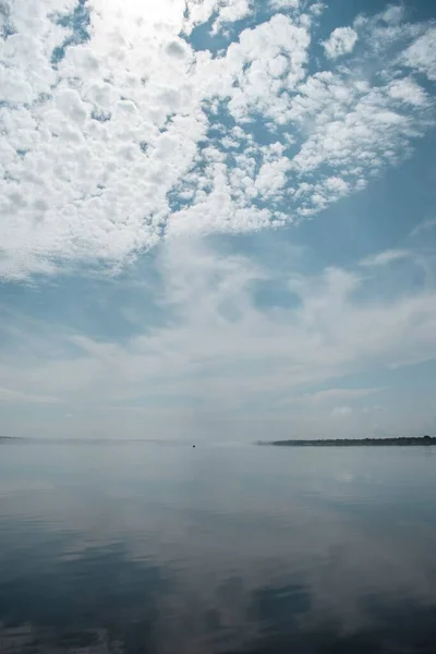 Tiro Vertical Uma Superfície Lago Reflexivo Sobre Fundo Céu Nublado — Fotografia de Stock