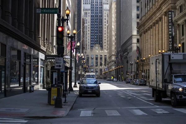 芝加哥 2020年4月18日 芝加哥市中心的街道由于科维德19型日冕病毒的流行而被隔离 空无一人 企业因检疫损失而被迫停业 — 图库照片