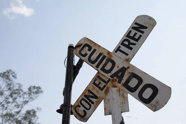 Primer Plano Envejecida Señal Cruce Ferrocarril Oxidado — Foto de Stock