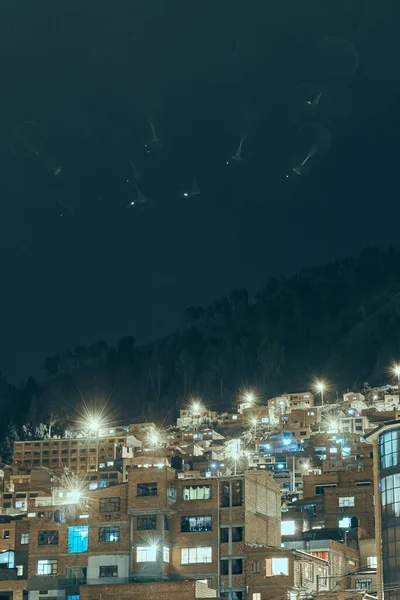 Vertikal Bild Stadsljus Natten Mot Lövverk Berg — Stockfoto