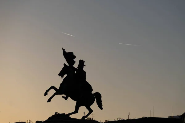 Una Silhouette Della Statua Heldenplatz Vienna Austria — Foto Stock