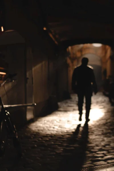 Karanlık Ürpertici Tünelde Yürüyen Gizemli Bir Adamın Silüeti — Stok fotoğraf